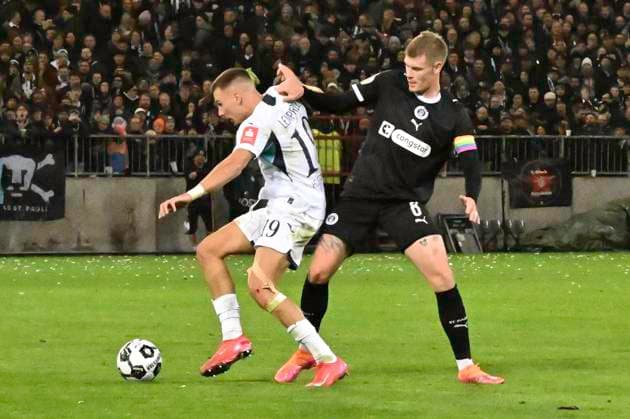 GER 2 FBL, FC St Pauli vs TSG 1899 Hoffenheim 28 10 2025, Millerntorstadion, Hamburg, GER DFB Pokal, FC St Pauli vs TSG 1899 Hoffenheim in the picture Tim Lemperle Hoffenheim 19 tries to assert himself against Eric Smith Pauli 08 nordphotoxGmbH xWitke nph00002