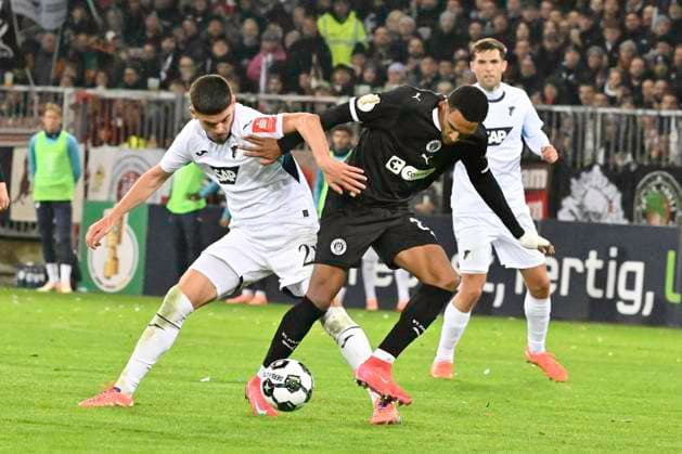 GER 2 FBL, FC St Pauli vs TSG 1899 Hoffenheim 28 10 2025, Millerntorstadion, Hamburg, GER DFB Pokal, FC St Pauli vs TSG 1899 Hoffenheim in the picture Albian Hajdari Hoffenheim 21 tries to assert himself against Andreas Hountondji Pauli 27 nordphotoxGmbH xWitke nph00002