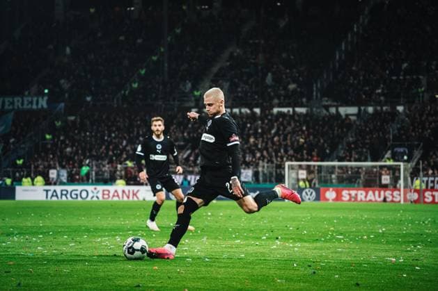 DFB Pokal St Pauli vs TSG Hoffenheim, 28 10 2025 HAMBURG, GERMANY OCTOBER 28 Louis Oppie FC St Pauli, 23 shoots the ball during the DFB Pokal match between DFB Pokal St Pauli vs TSG Hoffenheim at Millerntor Stadion on round 2 of the DFB Pokal on October 28, 2025 in Hamburg, Germany DFL REGULATIONS PROHIBIT ANY USE OF PHOTOGRAPHS AS IMAGE SEQUENCES AND OR QUASI VIDEO Copyright: xBEAUTIFULxSPORTS Tonhäuserx