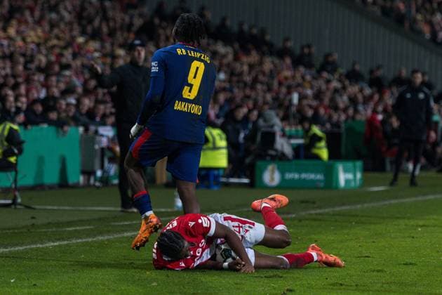 GER, DFB Pokal, 2nd round, FC Energie Cottbus RB Leipzig 28 10 2025, LEAG Energie Stadion, Cottbus, GER, DFB Pokal, 2nd round, FC Energie Cottbus RB Leipzig Johan Bakayoko RB Leipzig 9 , Anderson Lucoqui FC Energie Cottbus 24 Â nordphotoxGmbHxx xAlexanderxTrienitz nph00051