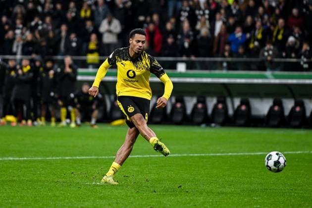 Felix Nmecha Dortmund, 08 shoots the penalty in the penalty shootout and scores the goal, GER, Eintracht Frankfurt vs Borussia Dortmund Football DFB Pokal, 2nd round, 2025 2026 season, 28 10 2025 DFB regulations prohibit any use of photographs as image sequences and or quasi video GER, Eintracht Frankfurt vs Borussia Dortmund Football DFB Pokal, 2nd round, 2025 2026 season, 28 10 2025 Frankfurt am Main Copyright: xEibner-Pressefoto FlorianxWiegandx EP_FWD