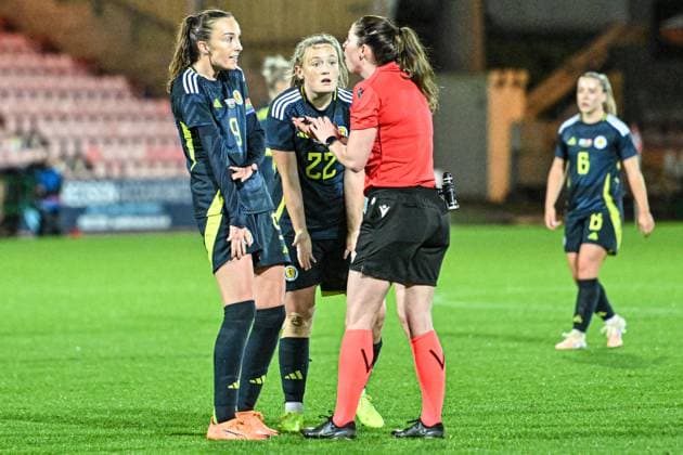 Scotland Women v Switzerland Women International Friendly, Länderspiel, Nationalmannschaft Caroline Weir and Erin Cuthbert of Scotland Women plead with the referee for a handball penalty call during the International Friendly match at KDM Group East End Park, Dunfermline UK Newspapers OUT Copyright: xJamiexJohnstonx FIL-22414-0103
