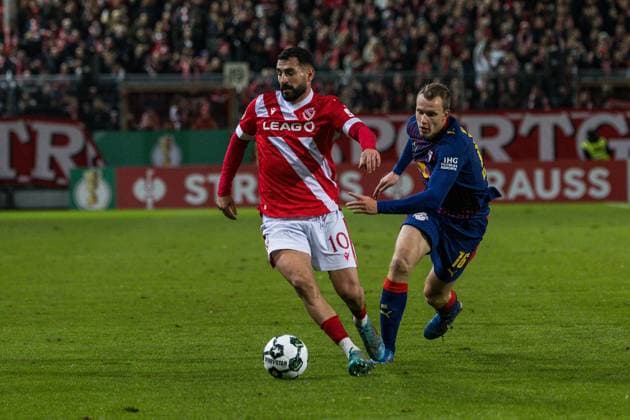GER, DFB Pokal, 2nd round, FC Energie Cottbus RB Leipzig 28 10 2025, LEAG Energie Stadion, Cottbus, GER, DFB Pokal, 2nd round, FC Energie Cottbus RB Leipzig Tolcay Cigerci FC Energie Cottbus 10 , Lukas Klostermann RB Leipzig 16 Â nordphotoxGmbHxx xAlexanderxTrienitz nph00051