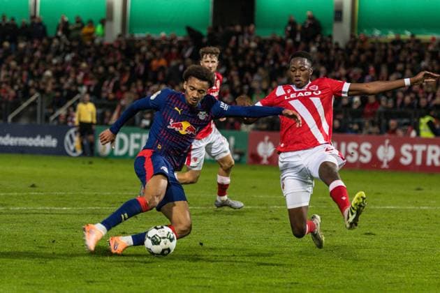 GER, DFB Pokal, 2nd round, FC Energie Cottbus RB Leipzig 28 10 2025, LEAG Energie Stadion, Cottbus, GER, DFB Pokal, 2nd round, FC Energie Cottbus RB Leipzig Tidiam Gomis RB Leipzig 27 , King Manu FC Energie Cottbus 2 Â nordphotoxGmbHxx xAlexanderxTrienitz nph00051