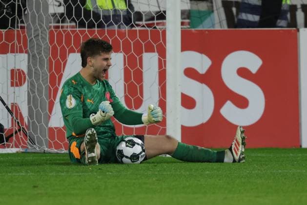 GER, Hamburg, Soccer, DFL, FC St Pauli vs TSG 1899 Hoffenheim 2 Runde DFB Pokal , im Millerntor Stadion , 28 10 2025 , v l Goalkeeper Ben Voll FC St Pauli ,1 celebrates the held penalty DFL regulations prohibit any use of photographs as image sequences and or quasi video Copyright: HMBxMedia FernandoxSoares