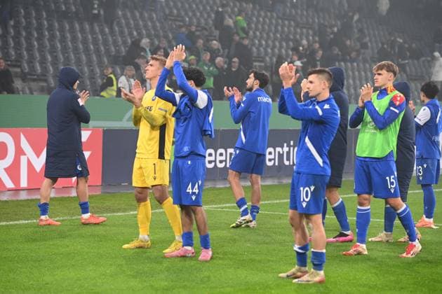 Karlsruher SC enttaeuscht, enttäuscht, Enttäuschung, Enttaeuschung Fussball, DFB Pokal, 2 Hauptrunde, Borussia Moenchengladbach MG Karlsruher SC KA 3 1 am 28 10 2025 im Borussiapark Moenchengladbach Deutschland DFL regulations prohibit any use of photographs as image sequences and or quasi video Â