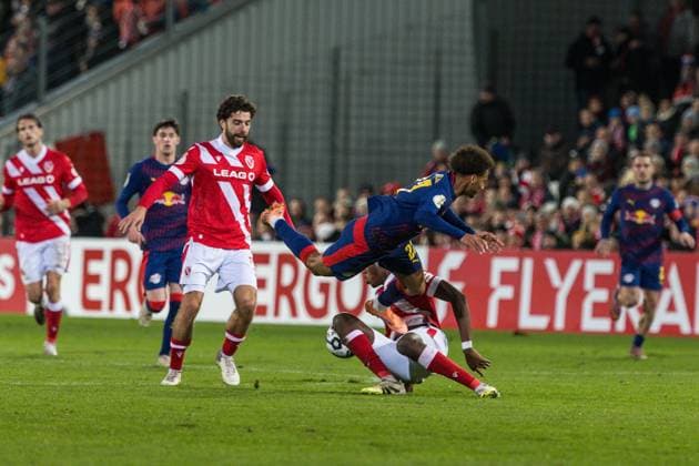 GER, DFB Pokal, 2nd round, FC Energie Cottbus RB Leipzig 28 10 2025, LEAG Energie Stadion, Cottbus, GER, DFB Pokal, 2nd round, FC Energie Cottbus RB Leipzig Tidiam Gomis RB Leipzig 27 Â nordphotoxGmbHxx xAlexanderxTrienitz nph00051