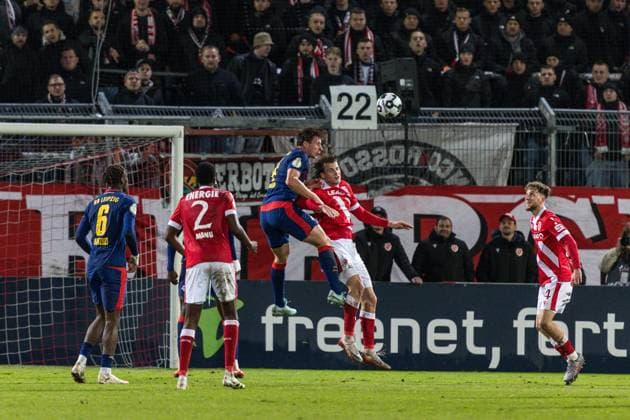 GER, DFB Pokal, 2nd round, FC Energie Cottbus RB Leipzig 28 10 2025, LEAG Energie Stadion, Cottbus, GER, DFB Pokal, 2nd round, FC Energie Cottbus RB Leipzig Willi Orban RB Leipzig 4 Â nordphotoxGmbHxx xAlexanderxTrienitz nph00051