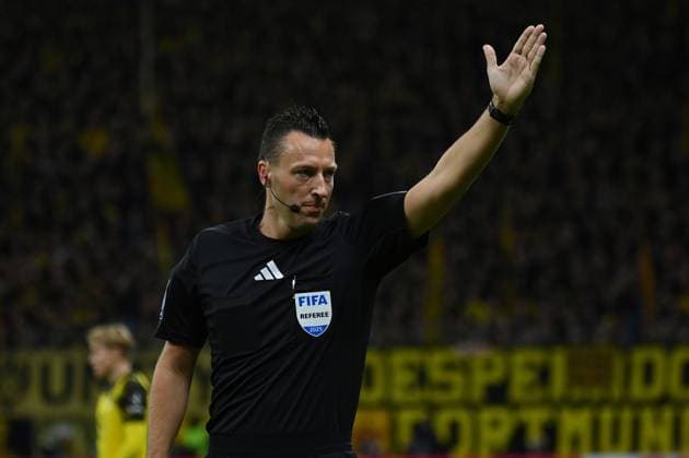 28 10 2025, xjrdrx, Fußball DFB Pokal 2 Runde, Eintracht Frankfurt Borussia Dortmund v l Referee Sven Jablonski gives instructions DFL DFB REGULATIONS PROHIBIT ANY USE OF PHOTOGRAPHS as IMAGE SEQUENCES and or QUASI VIDEO Frankfurt am Main