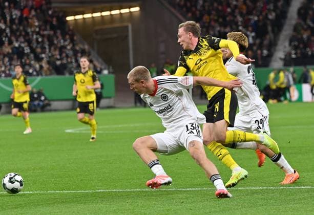 28 10 2025, xjrdrx, Fußball DFB Pokal 2 Runde, Eintracht Frankfurt Borussia Dortmund v l Rasmus Kristensen Eintracht Frankfurt , Maximilian Beier Borussia Dortmund , Ritsu Doan Eintracht Frankfurt DFL DFB REGULATIONS PROHIBIT ANY USE OF PHOTOGRAPHS as IMAGE SEQUENCES and or QUASI VIDEO Frankfurt am Main
