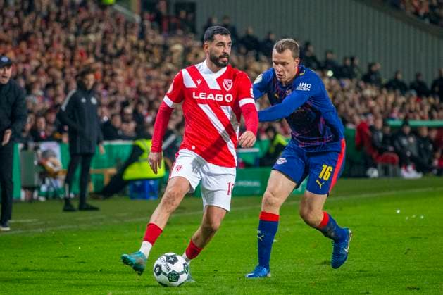 GER, Cottbus, Soccer, DFB Cup, 2nd main round, FC Energie Cottbus vs RB Leipzig in the picture from l Tolgay Cigerci FC Energie Cottbus 10 , Lukas Klostermann RB Leipzig 16 , duel 28 10 2025, LEAG Energie Stadion Cottbus DFB REGULATIONS PROHIBIT ANY USE OF PHOTOGRAPHS AS IMAGE SEQUENCES AND OR QUASI VIDEO, Copyright: HMBxMedia PaulxFritz