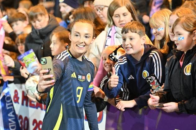 Scotland Women v Switzerland Women International Friendly, Länderspiel, Nationalmannschaft Caroline Weir of Scotland Women takes selfies with fans at full time during the International Friendly match at KDM Group East End Park, Dunfermline UK Newspapers OUT Copyright: xJamiexJohnstonx FIL-22414-0138