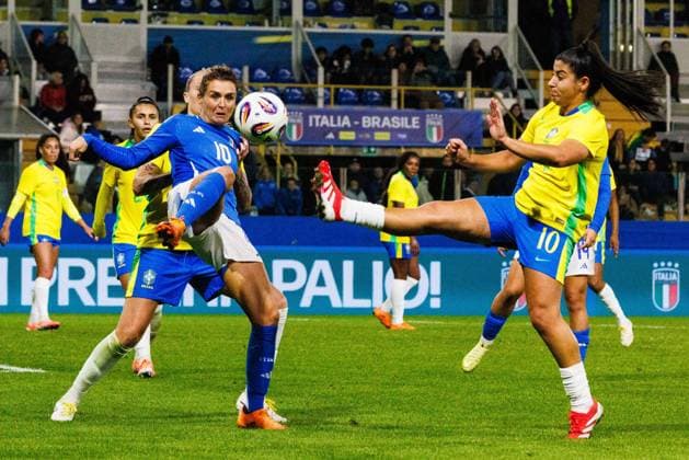 Cristiana Girelli of Italy compete for the ball with Maria Eduarda Ferreira Sampaio of Brazil during the friendly match between Italy woman and Brazil woman, Stadio Tardini on October 28, 2025 in Parma, Italy. Photo: Cinzia Camela.  Copyright: xCinziaxCamela IPAxSportx xipa-agency.netx xx IPA_67202365 IPA_Agency_IPA67202365