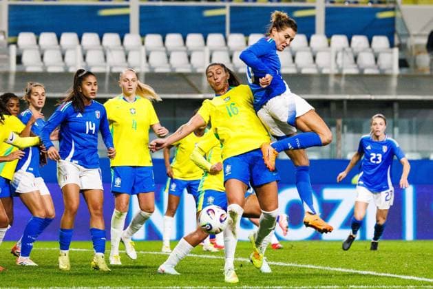 Cristiana Girelli of Italy compete for the ball with Isadora Haas Gehlen of Brazil during the friendly match between Italy woman and Brazil woman, Stadio Tardini on October 28, 2025 in Parma, Italy. Photo: Cinzia Camela.  Copyright: xCinziaxCamela IPAxSportx xipa-agency.netx xx IPA_67202374 IPA_Agency_IPA67202374