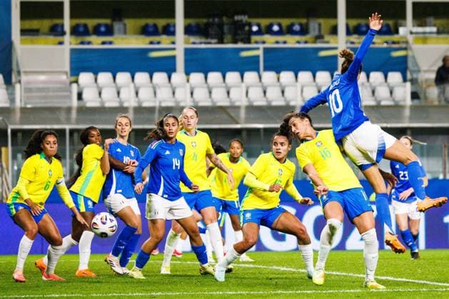 Cristiana Girelli of Italy compete for the ball with Isadora Haas Gehlen of Brazil during the friendly match between Italy woman and Brazil woman, Stadio Tardini on October 28, 2025 in Parma, Italy. Photo: Cinzia Camela.  Copyright: xCinziaxCamela IPAxSportx xipa-agency.netx xx IPA_67202407 IPA_Agency_IPA67202407