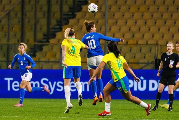Cristiana Girelli of Italy compete for the ball with Isadora Haas Gehlen of Brazil during the friendly match between Italy woman and Brazil woman, Stadio Tardini on October 28, 2025 in Parma, Italy. Photo: Cinzia Camela.  Copyright: xCinziaxCamela IPAxSportx xipa-agency.netx xx IPA_67202414 IPA_Agency_IPA67202414
