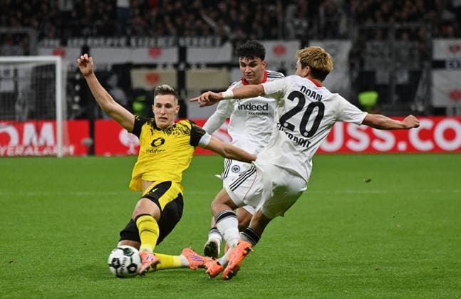 28 10 2025, xjrdrx, Fußball DFB Pokal 2 RundeNico Schlotterbeck Borussia Dortmund , Can Uzun Eintracht Frankfurt , Ritsu Doan Eintracht Frankfurt , Eintracht Frankfurt Borussia Dortmund v l DFL DFB REGULATIONS PROHIBIT ANY USE OF PHOTOGRAPHS as IMAGE SEQUENCES and or QUASI VIDEO Frankfurt am Main
