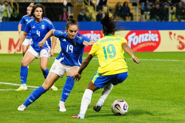Martina Lenzini of Italy compete for the ball with Taina Jose Lopes of Brazil during the friendly match between Italy women and Brazil women, Stadio Tardini on October 28, 2025 in Parma, Italy. Photo: Cinzia Camela.  Copyright: xCinziaxCamela IPAxSportx xipa-agency.netx xx IPA_67202600 IPA_Agency_IPA67202600