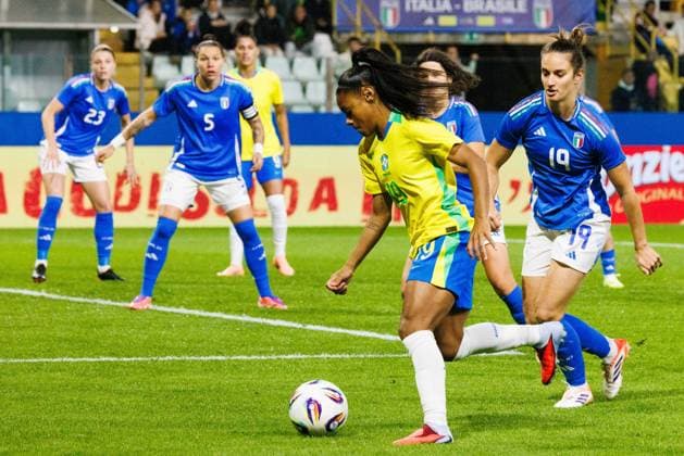 Martina Lenzini of Italy compete for the ball with Taina Jose Lopes of Brazil during the friendly match between Italy women and Brazil women, Stadio Tardini on October 28, 2025 in Parma, Italy. Photo: Cinzia Camela.  Copyright: xCinziaxCamela IPAxSportx xipa-agency.netx xx IPA_67202618 IPA_Agency_IPA67202618