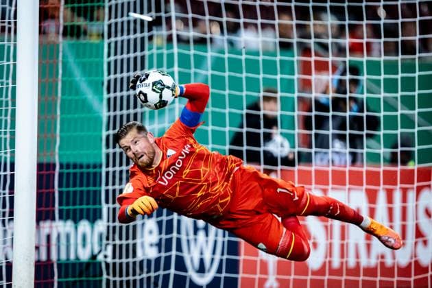 Football, 2025 2026 season, DFB Cup, WWK Arena Augsburg, 2nd round, FC Augsburg VfL Bochum, 28 10 2025 28 10 2025, Football, 2025 2026 season, DFB Cup, WWK Arena Augsburg, 2nd round, FC Augsburg VfL Bochum, brilliant save 1 Timo Horn VfL Bochum holds a free kick and the Bochum lead in the final phase Photo Lucca Fundel Augsburg WWK Arena Bayern Germany