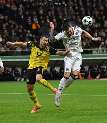 28 10 2025, xjrdrx, Fußball DFB Pokal 2 Runde, Eintracht Frankfurt Borussia Dortmund v l Waldemar Anton Borussia Dortmund , Robin Koch Eintracht Frankfurt DFL DFB REGULATIONS PROHIBIT ANY USE OF PHOTOGRAPHS as IMAGE SEQUENCES and or QUASI VIDEO Frankfurt am Main