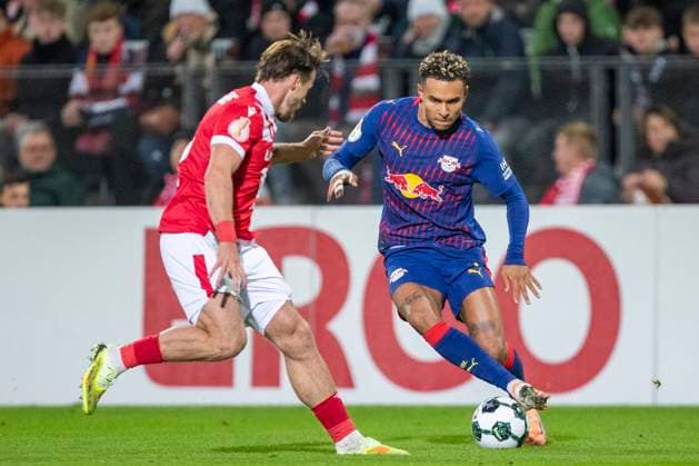 GER, Cottbus, Soccer, DFB Cup, 2nd main round, FC Energie Cottbus vs RB Leipzig in the picture from l Henry Rorig FC Energie Cottbus 03 , Antonio Nusa RB Leipzig 07 , duel 28 10 2025, LEAG Energie Stadion Cottbus DFB REGULATIONS PROHIBIT ANY USE OF PHOTOGRAPHS AS IMAGE SEQUENCES AND OR QUASI VIDEO, Copyright: HMBxMedia PaulxFritz