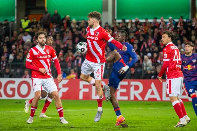 GER, Cottbus, Soccer, DFB Cup, 2nd main round, FC Energie Cottbus vs RB Leipzig in the picture from l Tim Campulka FC Energie Cottbus 04 , Johan Bakayoko RB Leipzig 09 , duel 28 10 2025, LEAG Energie Stadion Cottbus DFB REGULATIONS PROHIBIT ANY USE OF PHOTOGRAPHS AS IMAGE SEQUENCES AND OR QUASI VIDEO, Copyright: HMBxMedia PaulxFritz