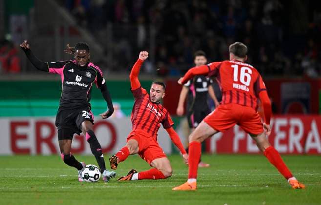 Duel, action Arijon Ibrahimovic 1 FC Heidenheim 1846 FCH 22 vs Jordan Torunarigha Hamburger SV HSV 25 Julian Niehues 1 FC Heidenheim 1846 FCH 16 1 FC Heidenheim 1846 FCH vs Hamburger SV HSV DFB Pokal Second Round 28 10 2025 DFL REGULATIONS PROHIBIT ANY USE OF PHOTOGRAPHS AS IMAGE SEQUENCES AND OR QUASI VIDEO 1 FC Heidenheim 1846 FCH vs Hamburger SV HSV
