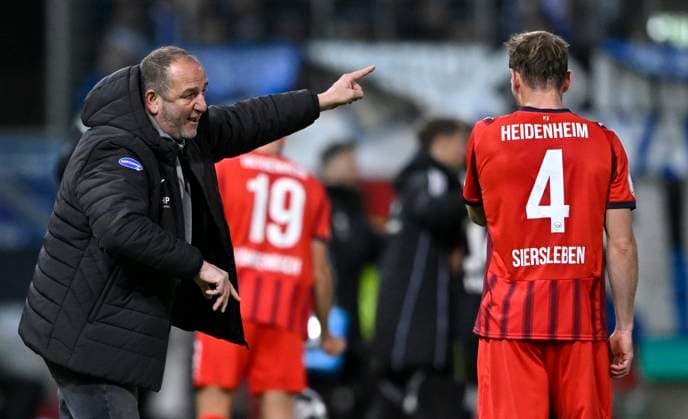 Coach Frank Schmidt 1 FC Heidenheim 1846 FCH in conversation Discussion with Tim Siersleben 1 FC Heidenheim 1846 FCH 04 1 FC Heidenheim 1846 FCH vs Hamburger SV HSV DFB Pokal Second Round 28 10 2025 DFL REGULATIONS PROHIBIT ANY USE OF PHOTOGRAPHS AS IMAGE SEQUENCES AND OR QUASI VIDEO 1 FC Heidenheim 1846 FCH vs Hamburger SV HSV