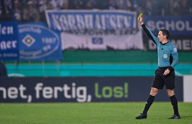 Referee Referee Benjamin Brand shows yellow card yellow caution 1 FC Heidenheim 1846 FCH vs Hamburger SV HSV DFB Pokal Second Round 28 10 2025 DFL REGULATIONS PROHIBIT ANY USE OF PHOTOGRAPHS AS IMAGE SEQUENCES AND OR QUASI VIDEO 1 FC Heidenheim 1846 FCH vs Hamburger SV HSV
