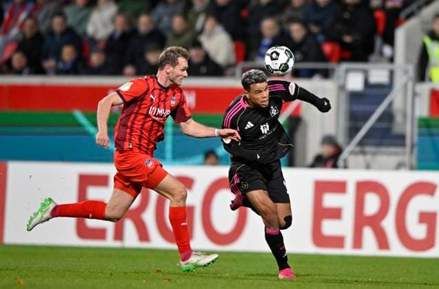 after this tackle, Action Foul Tim Siersleben 1 FC Heidenheim 1846 FCH 04 against Ransford Koenigsdoerffer Hamburger SV HSV 11 shows referee Benjamin Brand not in picture Tim Siersleben 1 FC Heidenheim 1846 FCH 04 the red card red sending off 1 FC Heidenheim 1846 FCH vs Hamburger SV HSV DFB Pokal Second Round 28 10 2025 DFL REGULATIONS PROHIBIT ANY USE OF PHOTOGRAPHS AS IMAGE SEQUENCES AND OR QUASI VIDEO 1 FC Heidenheim 1846 FCH vs Hamburger SV HSV