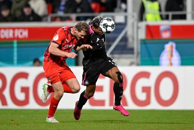 after this tackle, Action Foul Tim Siersleben 1 FC Heidenheim 1846 FCH 04 against Ransford Koenigsdoerffer Hamburger SV HSV 11 shows referee Benjamin Brand not in picture Tim Siersleben 1 FC Heidenheim 1846 FCH 04 the red card red sending off 1 FC Heidenheim 1846 FCH vs Hamburger SV HSV DFB Pokal Second Round 28 10 2025 DFL REGULATIONS PROHIBIT ANY USE OF PHOTOGRAPHS AS IMAGE SEQUENCES AND OR QUASI VIDEO 1 FC Heidenheim 1846 FCH vs Hamburger SV HSV