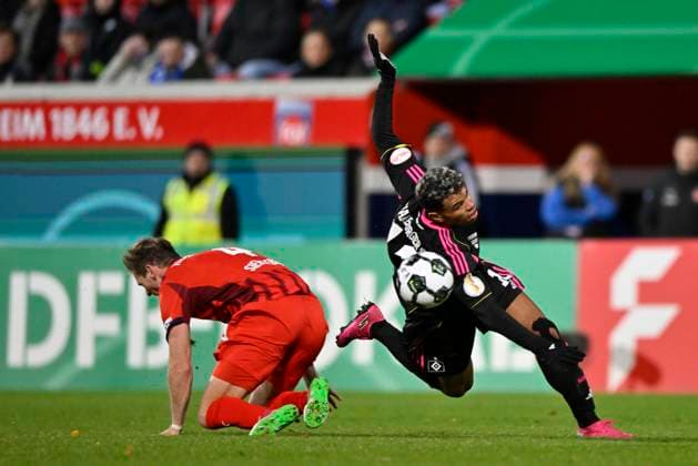 after this tackle, Action Foul Tim Siersleben 1 FC Heidenheim 1846 FCH 04 against Ransford Koenigsdoerffer Hamburger SV HSV 11 shows referee Benjamin Brand not in picture Tim Siersleben 1 FC Heidenheim 1846 FCH 04 the red card red sending off 1 FC Heidenheim 1846 FCH vs Hamburger SV HSV DFB Pokal Second Round 28 10 2025 DFL REGULATIONS PROHIBIT ANY USE OF PHOTOGRAPHS AS IMAGE SEQUENCES AND OR QUASI VIDEO 1 FC Heidenheim 1846 FCH vs Hamburger SV HSV