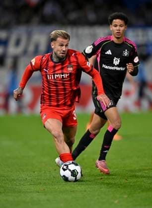 Duel, action Niklas Dorsch 1 FC Heidenheim 1846 FCH 30 vs Alexander Rossing Lelesiit Hamburger SV HSV 38 1 FC Heidenheim 1846 FCH vs Hamburger SV HSV DFB Pokal Second Round 28 10 2025 DFL REGULATIONS PROHIBIT ANY USE OF PHOTOGRAPHS AS IMAGE SEQUENCES AND OR QUASI VIDEO 1 FC Heidenheim 1846 FCH vs Hamburger SV HSV