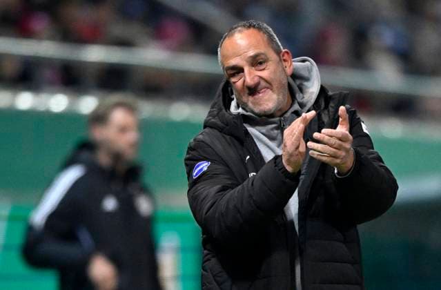 Coach Frank Schmidt 1 FC Heidenheim 1846 FCH claps his hands in encouragement, applause 1 FC Heidenheim 1846 FCH vs Hamburger SV HSV DFB Pokal Second Round 28 10 2025 DFL REGULATIONS PROHIBIT ANY USE OF PHOTOGRAPHS AS IMAGE SEQUENCES AND OR QUASI VIDEO 1 FC Heidenheim 1846 FCH vs Hamburger SV HSV