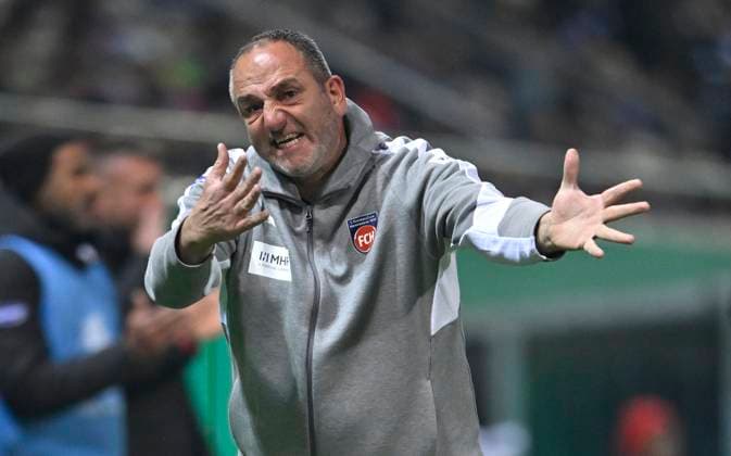 Coach Coach Frank Schmidt 1 FC Heidenheim 1846 FCH on the sidelines Gesture Gesture 1 FC Heidenheim 1846 FCH vs Hamburger SV HSV DFB Pokal Second Round 28 10 2025 DFL REGULATIONS PROHIBIT ANY USE OF PHOTOGRAPHS AS IMAGE SEQUENCES AND OR QUASI VIDEO 1 FC Heidenheim 1846 FCH vs Hamburger SV HSV