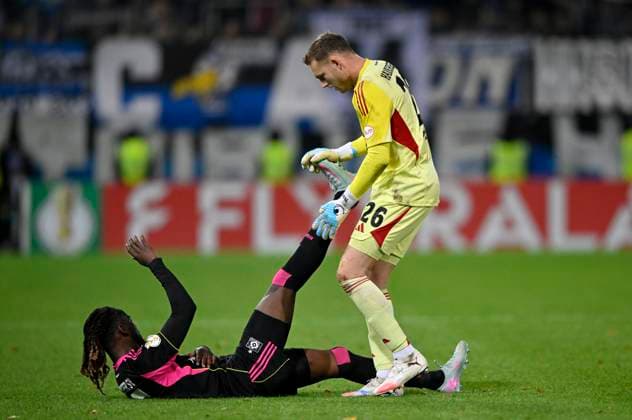 Goalkeeper Daniel Peretz Hamburger SV HSV 26 assists Jordan Torunarigha Hamburger SV HSV 25 injured Injury calf cramp 1 FC Heidenheim 1846 FCH vs Hamburger SV HSV DFB Pokal Second Round 28 10 2025 DFL REGULATIONS PROHIBIT ANY USE OF PHOTOGRAPHS AS IMAGE SEQUENCES AND OR QUASI VIDEO 1 FC Heidenheim 1846 FCH vs Hamburger SV HSV