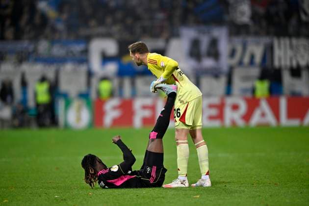Goalkeeper Daniel Peretz Hamburger SV HSV 26 assists Jordan Torunarigha Hamburger SV HSV 25 injured Injury calf cramp 1 FC Heidenheim 1846 FCH vs Hamburger SV HSV DFB Pokal Second Round 28 10 2025 DFL REGULATIONS PROHIBIT ANY USE OF PHOTOGRAPHS AS IMAGE SEQUENCES AND OR QUASI VIDEO 1 FC Heidenheim 1846 FCH vs Hamburger SV HSV
