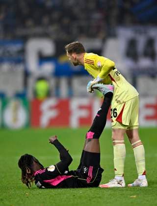 Goalkeeper Daniel Peretz Hamburger SV HSV 26 assists Jordan Torunarigha Hamburger SV HSV 25 injured Injury calf cramp 1 FC Heidenheim 1846 FCH vs Hamburger SV HSV DFB Pokal Second Round 28 10 2025 DFL REGULATIONS PROHIBIT ANY USE OF PHOTOGRAPHS AS IMAGE SEQUENCES AND OR QUASI VIDEO 1 FC Heidenheim 1846 FCH vs Hamburger SV HSV