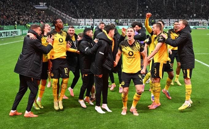 28 10 2025, xjrdrx, Fußball DFB Pokal 2 Runde, Eintracht Frankfurt Borussia Dortmund v l Nico Schlotterbeck Borussia Dortmund , Waldemar Anton Borussia Dortmund , Jobe Bellingham Borussia Dortmund und Team jubilieren jubilieren nach Spielende celebrate at the end of the match DFL DFB REGULATIONS PROHIBIT ANY USE OF PHOTOGRAPHS as IMAGE SEQUENCES and or QUASI VIDEO Frankfurt am Main