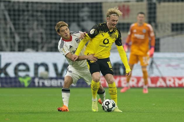 28 10 2025, Football DFB Pokal 2 Round, Eintracht Frankfurt Borussia Dortmund, v l , Ritsu Doan Eintracht Frankfurt , Julian Brandt Borussia Dortmund DFL DFB REGULATIONS PROHIBIT ANY USE OF PHOTOGRAPHS AS IMAGE SEQUENCES AND OR QUASI VIDEO xdcx Copyright: HMBxMedia Claus