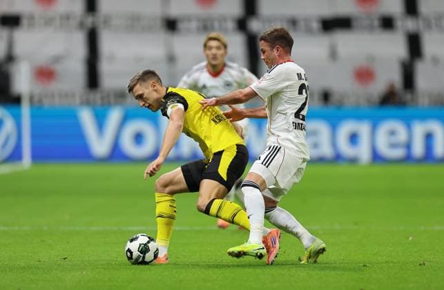 28 10 2025, Football DFB Pokal 2 Round, Eintracht Frankfurt Borussia Dortmund, v l , Nico Schlotterbeck Borussia Dortmund , Mario Götze Eintracht Frankfurt DFL DFB REGULATIONS PROHIBIT ANY USE OF PHOTOGRAPHS AS IMAGE SEQUENCES AND OR QUASI VIDEO xdcx Copyright: HMBxMedia Claus