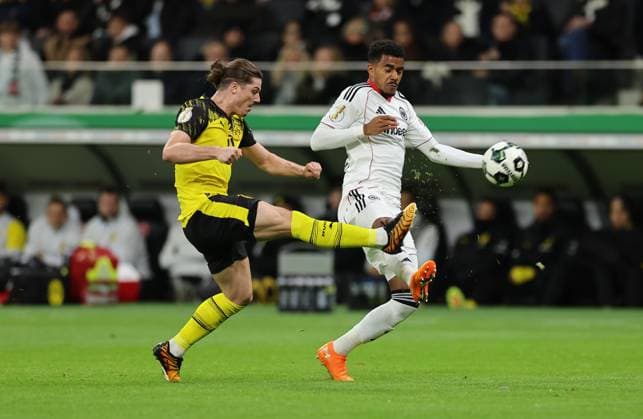 28 10 2025, Football DFB Pokal 2 Round, Eintracht Frankfurt Borussia Dortmund, v l , Marcel Sabitzer Borussia Dortmund , Ansgar Knauff Eintracht Frankfurt DFL DFB REGULATIONS PROHIBIT ANY USE OF PHOTOGRAPHS AS IMAGE SEQUENCES AND OR QUASI VIDEO xdcx Copyright: HMBxMedia Claus