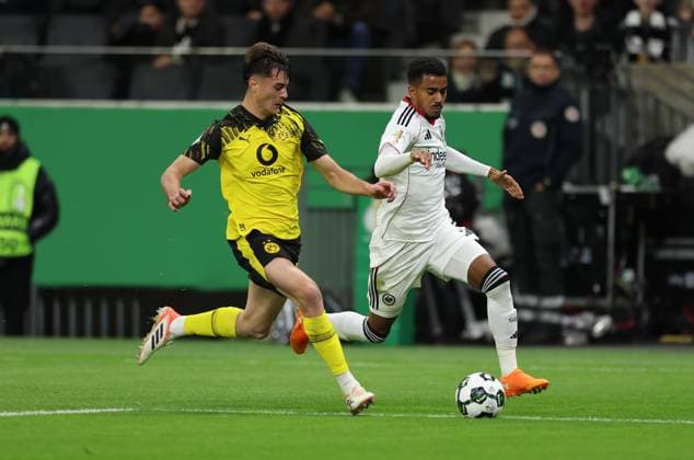 28 10 2025, Football DFB Pokal 2 Round, Eintracht Frankfurt Borussia Dortmund, v l , Aaron Anselmino Borussia Dortmund , Ansgar Knauff Eintracht Frankfurt DFL DFB REGULATIONS PROHIBIT ANY USE OF PHOTOGRAPHS AS IMAGE SEQUENCES AND OR QUASI VIDEO xdcx Copyright: HMBxMedia Claus