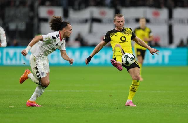 28 10 2025, Football DFB Pokal 2 Round, Eintracht Frankfurt Borussia Dortmund, v l , Arthur Theate Eintracht Frankfurt , Julian Ryerson Borussia Dortmund DFL DFB REGULATIONS PROHIBIT ANY USE OF PHOTOGRAPHS AS IMAGE SEQUENCES AND OR QUASI VIDEO xdcx Copyright: HMBxMedia Claus