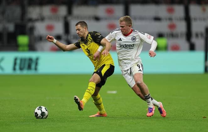 28 10 2025, Football DFB Pokal 2 Round, Eintracht Frankfurt Borussia Dortmund, v l , Waldemar Anton Borussia Dortmund , Jonathan Burkardt Eintracht Frankfurt DFL DFB REGULATIONS PROHIBIT ANY USE OF PHOTOGRAPHS AS IMAGE SEQUENCES AND OR QUASI VIDEO xdcx Copyright: HMBxMedia Claus
