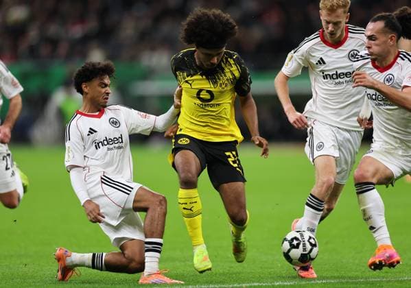 28 10 2025, Football DFB Pokal 2 Round, Eintracht Frankfurt Borussia Dortmund, v l , Nathaniel Brown Eintracht Frankfurt , Karim Adeyemi Borussia Dortmund DFL DFB REGULATIONS PROHIBIT ANY USE OF PHOTOGRAPHS AS IMAGE SEQUENCES AND OR QUASI VIDEO xdcx Copyright: HMBxMedia Claus