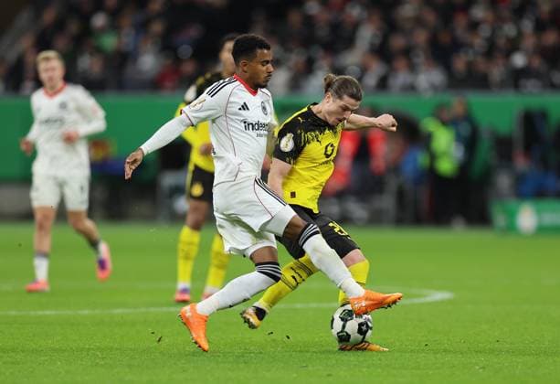 28 10 2025, Football DFB Pokal 2 Round, Eintracht Frankfurt Borussia Dortmund, v l , Ansgar Knauff Eintracht Frankfurt , Marcel Sabitzer Borussia Dortmund DFL DFB REGULATIONS PROHIBIT ANY USE OF PHOTOGRAPHS AS IMAGE SEQUENCES AND OR QUASI VIDEO xdcx Copyright: HMBxMedia Claus