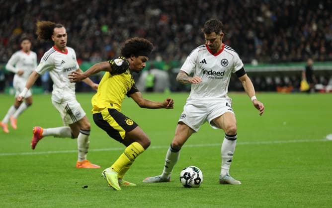 28 10 2025, Football DFB Cup 2 Round, Eintracht Frankfurt Borussia Dortmund, v l , DFL DFB REGULATIONS PROHIBIT ANY USE OF PHOTOGRAPHS AS IMAGE SEQUENCES AND OR QUASI VIDEO xdcx Copyright: HMBxMedia Claus