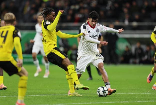 28 10 2025, Football DFB Pokal 2 Round, Eintracht Frankfurt Borussia Dortmund, v l , Carney Chukwuemeka Borussia Dortmund , Can Uzun Eintracht Frankfurt DFL DFB REGULATIONS PROHIBIT ANY USE OF PHOTOGRAPHS AS IMAGE SEQUENCES AND OR QUASI VIDEO xdcx Copyright: HMBxMedia Claus